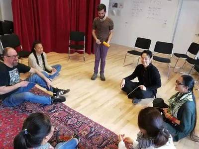 這個美國導(dǎo)演,帶涼山彝族人排過《羅密歐與朱麗葉》