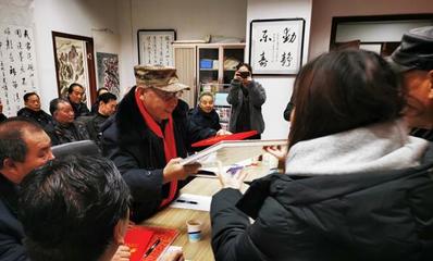 西寧市城北區(qū)書(shū)畫(huà)愛(ài)好者為傳承發(fā)揚(yáng)好中國(guó)書(shū)畫(huà)文化揮毫潑墨